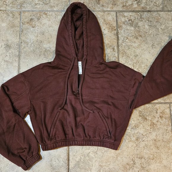 ALO Yoga Sweaters - ALO Yoga Women's Stadium Half Zip Hoodie Crop Sweatshirt in Maroon sz Small